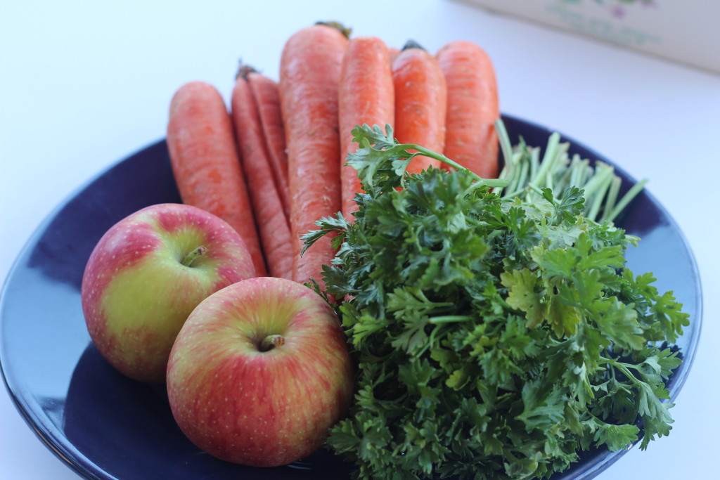 carrots, parsley, and apples to make the ultimate carrot parsley juice